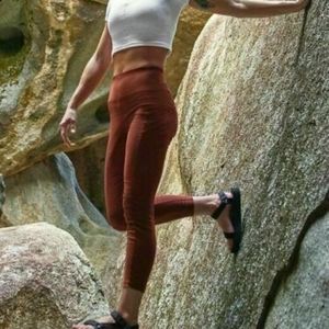 Athleta Trekkie Hybrid Crop